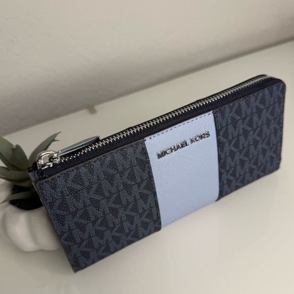 MICHAEL KORS Center Stripe 3/4 Zip Wallet in Admiral / Pale Blue NWT - Picture 3 of 6